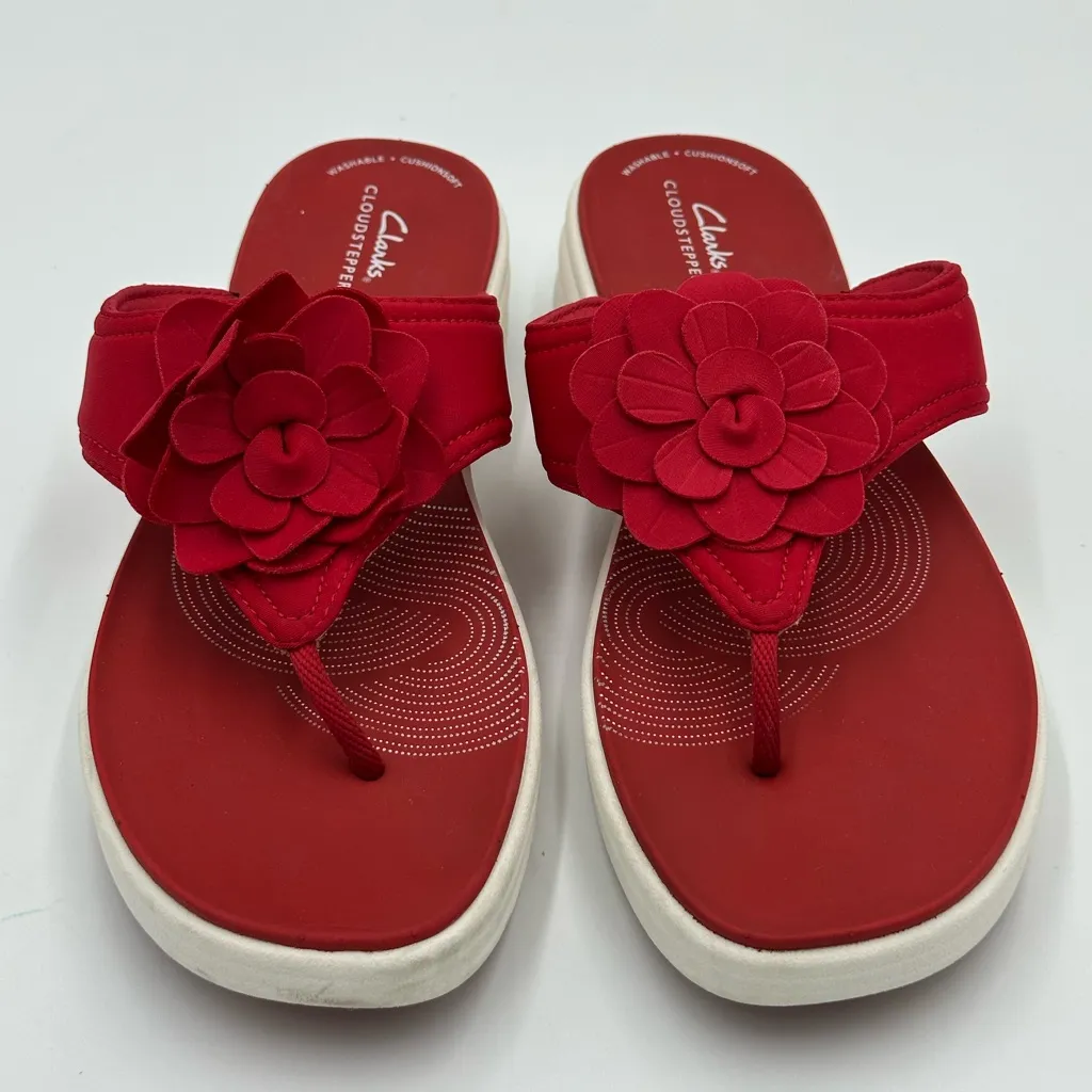Clarks Cloudsteppers Drift Flora thong sandals in red with a Floral accent - Image 2