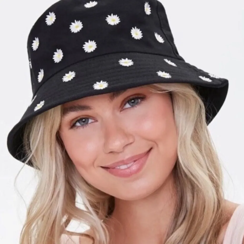 ALICE + OLIVIA DAISY PRINT REVERSIBLE BUCKET HAT - Image 4