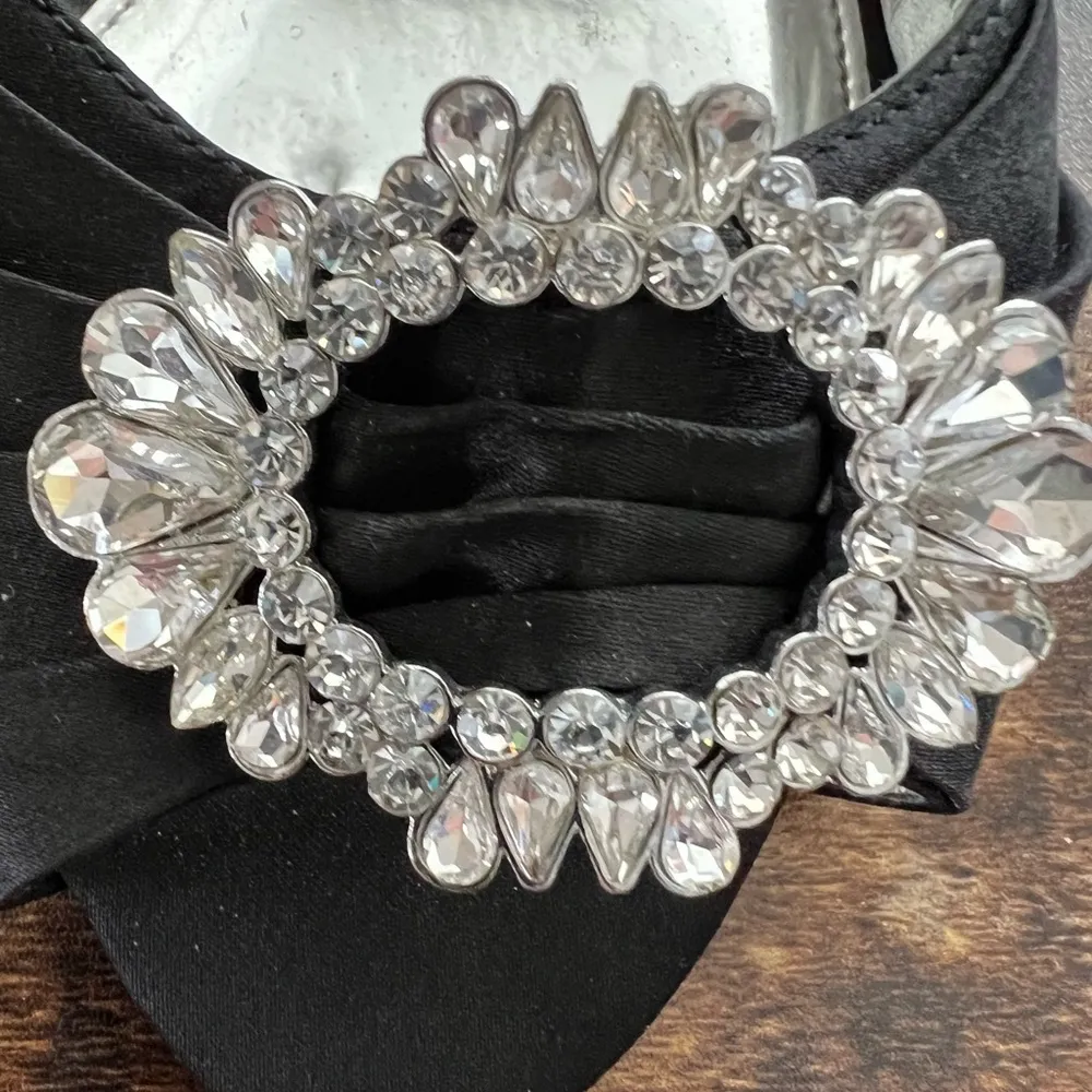 Nina New York | women’s black satin Corrine dress heels. Size: 7.5M (37.5 - Image 16