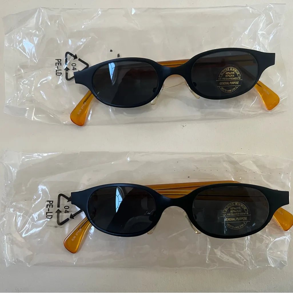 LOT OF 2 BLACK UNISEX SUNGLASSES BLOCKS 95% UVB 60% UVA NEW IN PLASTIC PACK - Image 4