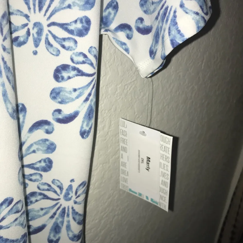 LuLaRoe Dress Medallion Marly Dress 2X NWT Blue on White Short Sleeve w/ Sash - Image 4