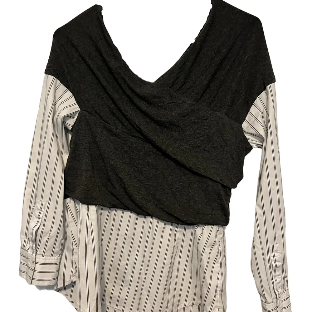 Vince Camuto Long Sleeve
Stripe Button Down White Gray Shirt size medium - Image 4