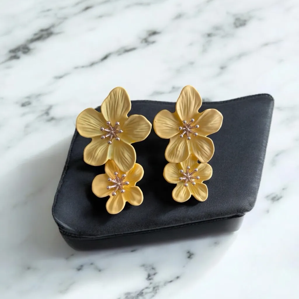 1 Pair Yellow Double‎ Layer Flower Stud Earrings - Image 3