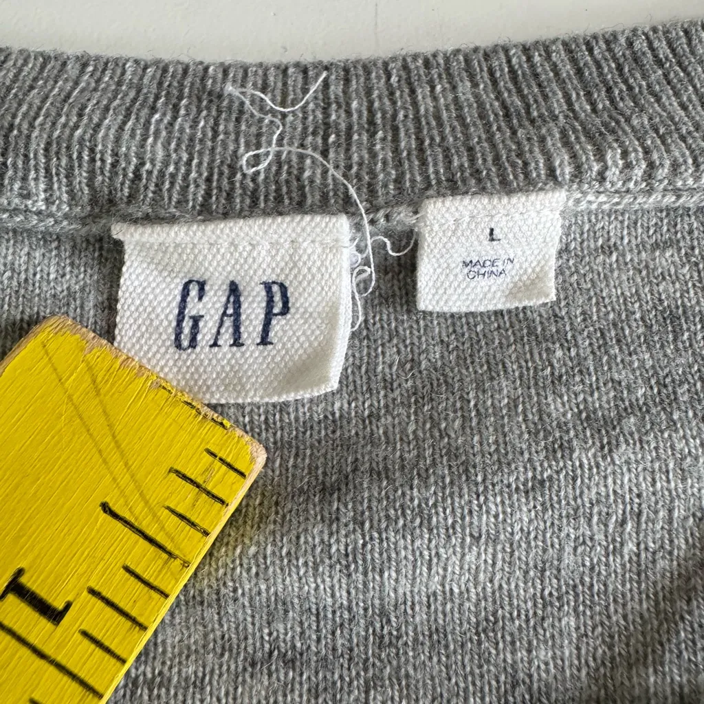GAP Light Gray Merino Wool Blend Ruffle Detail Crewneck Sweater Size Large - Image 4