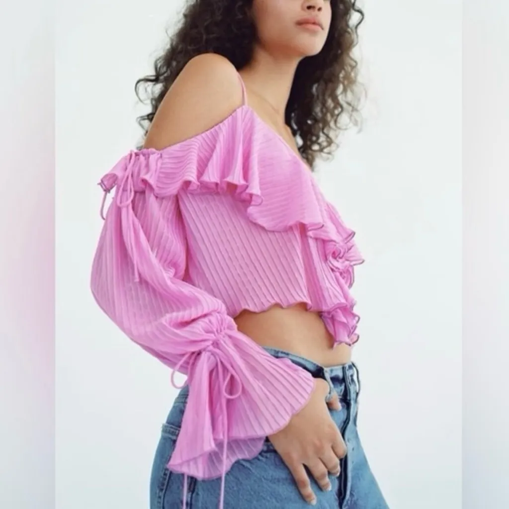 NEW ZARA pink ruffled & pleated cold shoulder cropped blouse women’s size medium - Image 2