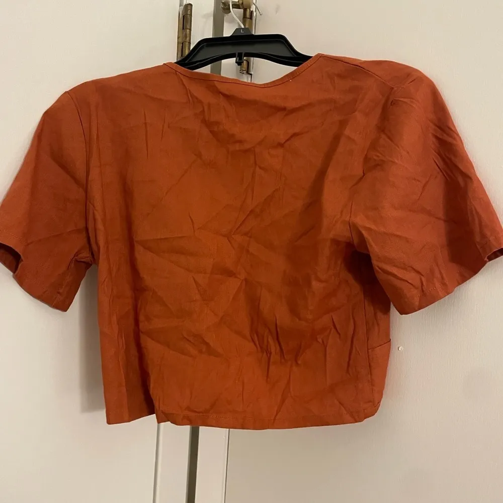 Monrow Linen Front Twist Top NEW Faded Rust Size Small Orange - Image 5