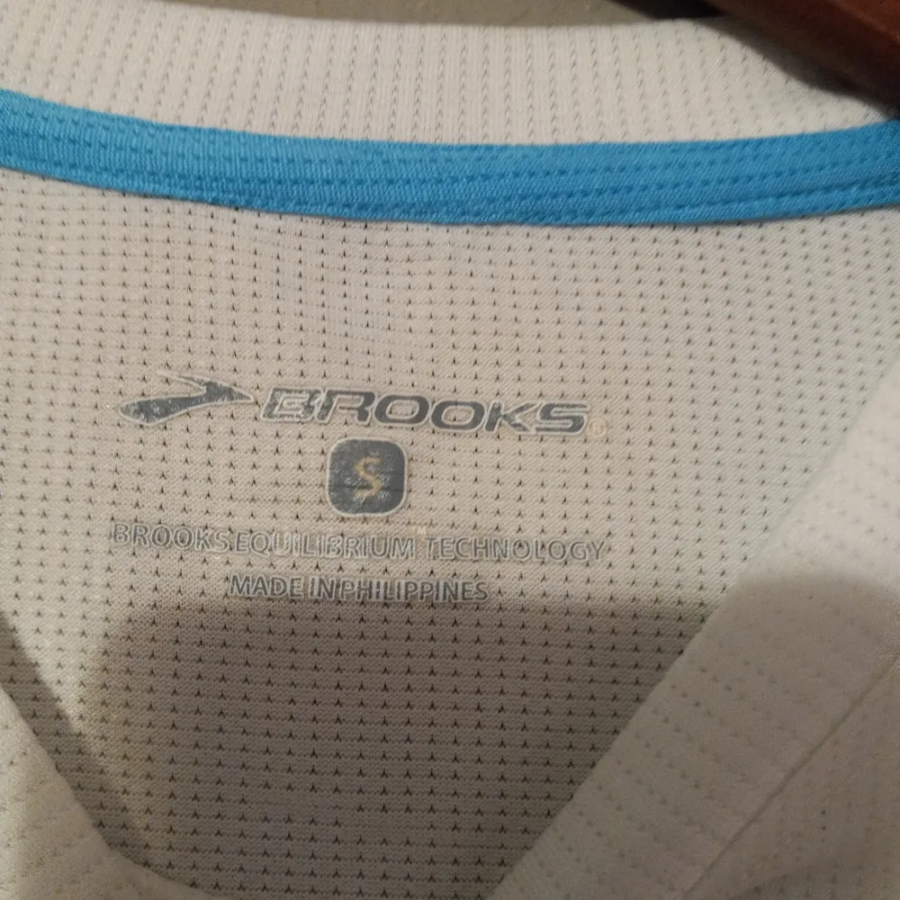 Brooks  S Women's Fitted Mesh Crew Neck Short Sleeved Athletic Pullover Top - Image 7