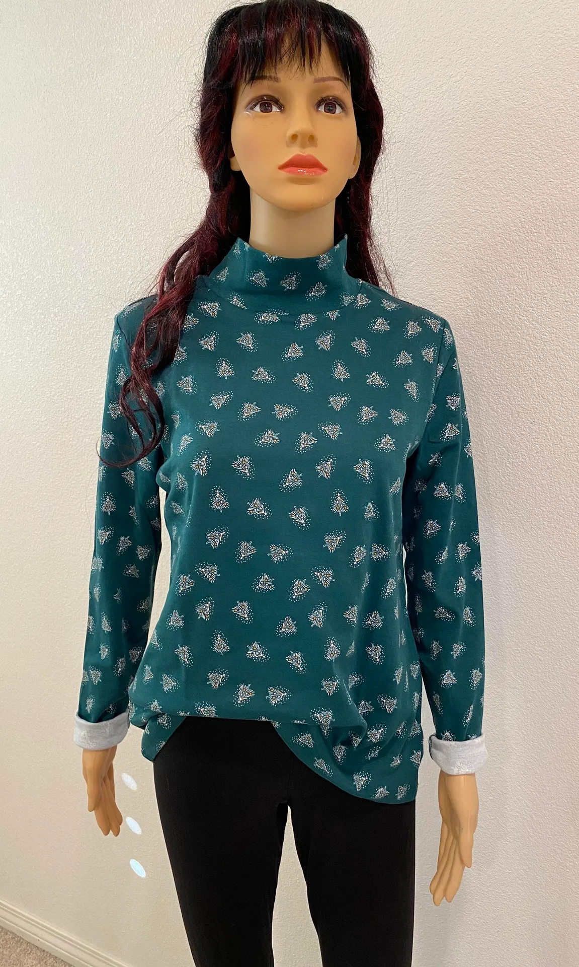 WOMEN’S CLASSIC LONG SLEEVE MOCKNECK TOP SIZE M 🎄 - Image 1