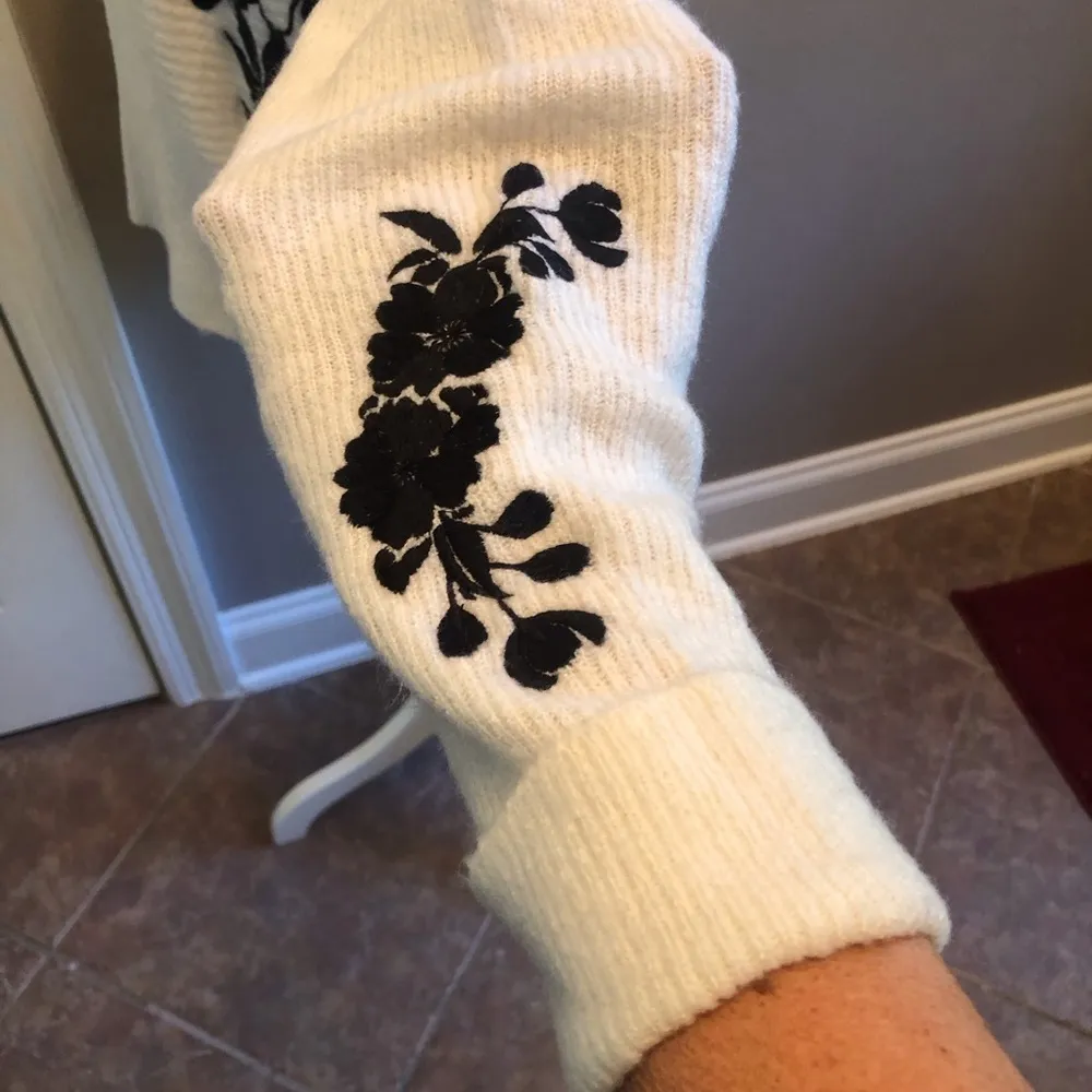 NWT Soft Ivory Sweater Black Rose Embroidery Pull On Large by Dex - Image 6