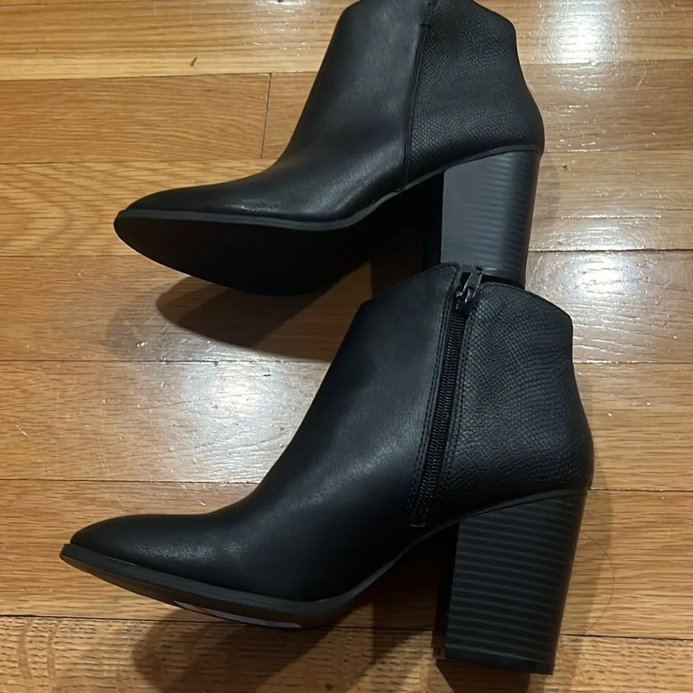 NWOT Sun +stone Gracey black faux leather block heel ankle boots size 9 . - Image 6