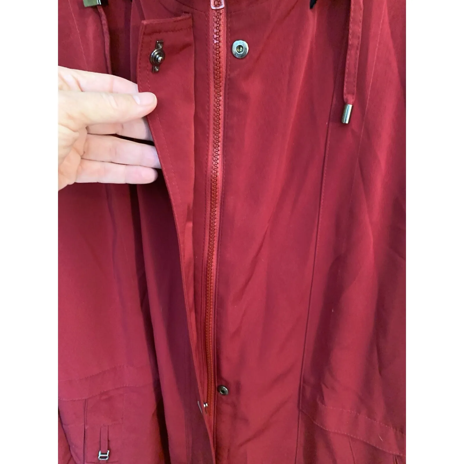 St John's Bay Women's Burgundy Quilted Jacket Coat Size Medium Hooded Zip Pocket - Image 6