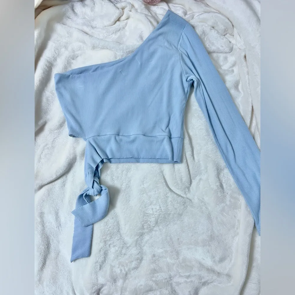 MOD on Trend one shoulder long sleeve  cropped top - Image 4