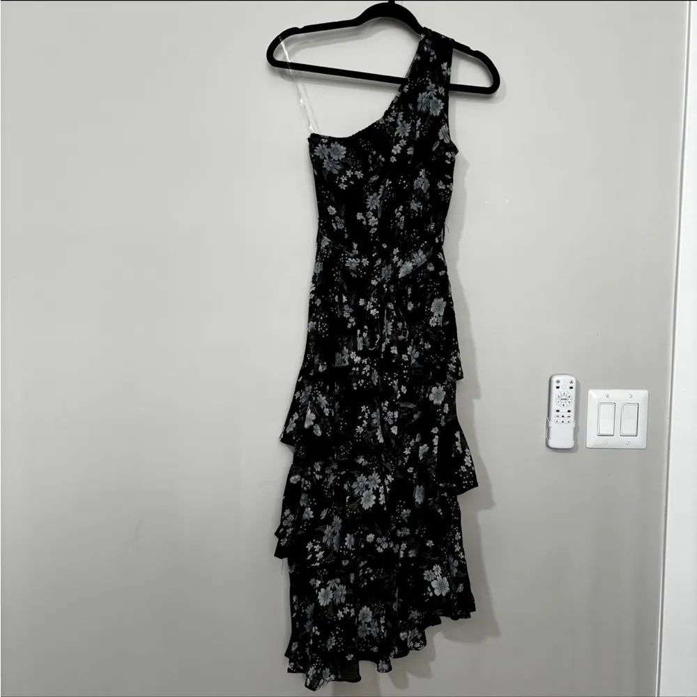 PETAL AND PUP BRIGETTE ONE SHOULDER TIERED MIDI DRESS BLACK FLORAL Size Small - Image 2