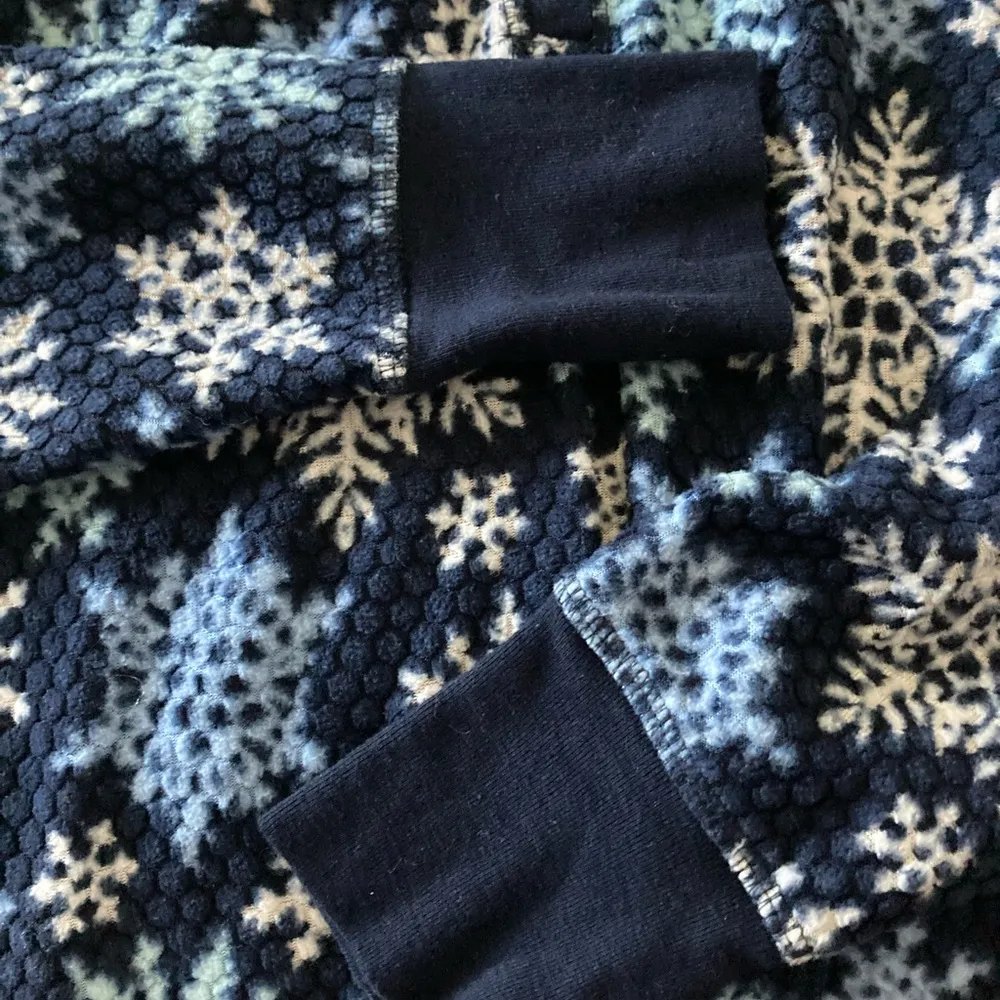 Nautical Snowflake shirt in size Medium. - Image 5