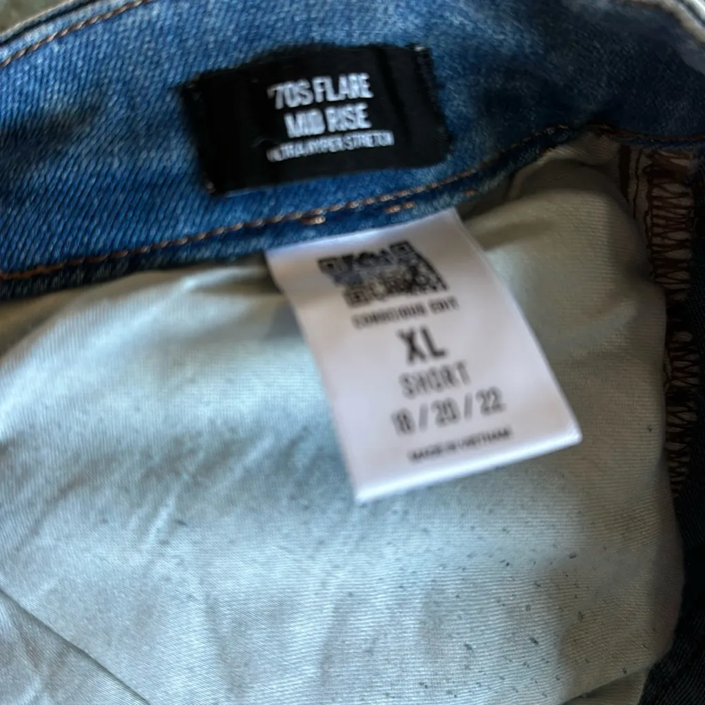 NWOT EXPRESS Mid Rise Light Wash '70s Flare Jeans BLUE Ultra Hyper Straight Jean - Image 7