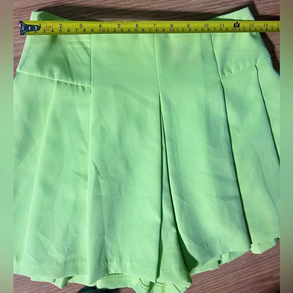 Do+Be light neon yellow/green pleated mini skort. Women’s small - Image 5