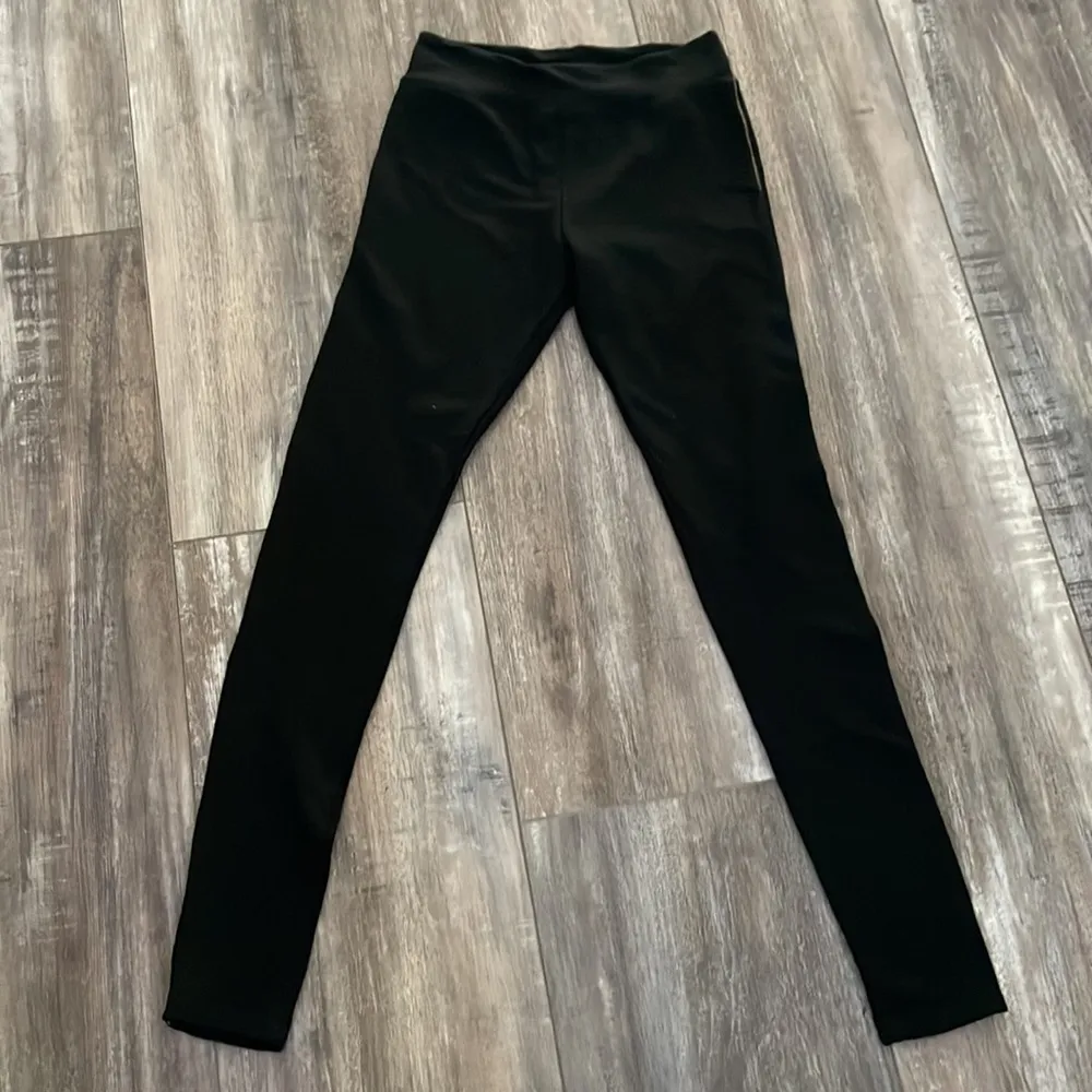 SUNDRY Black Yoga Pant With Visible Gold Stitching Size 0 XS - Image 3