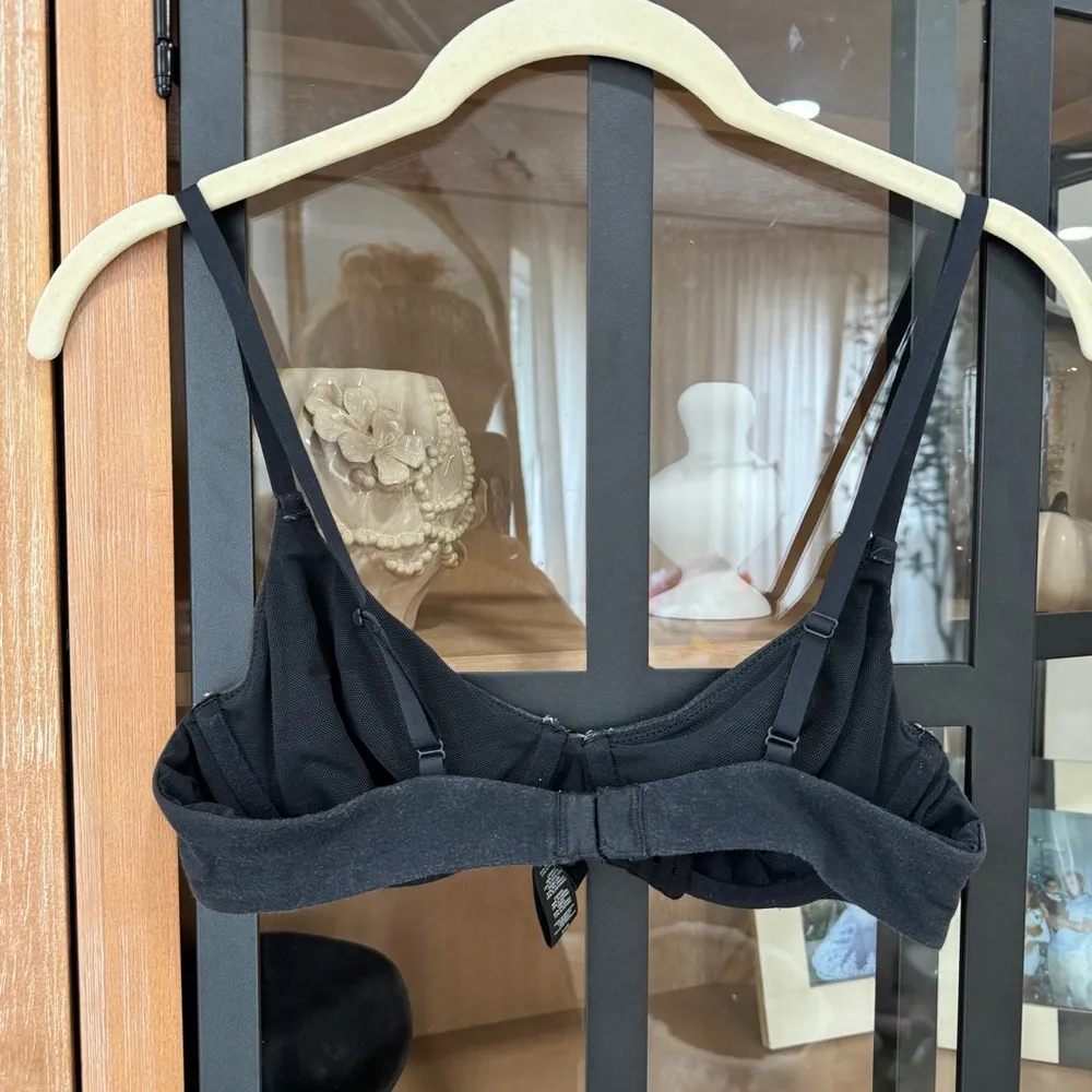 SKIMS jersey tshirt bra fits everybody underwire adjustable bra 34B - Image 4