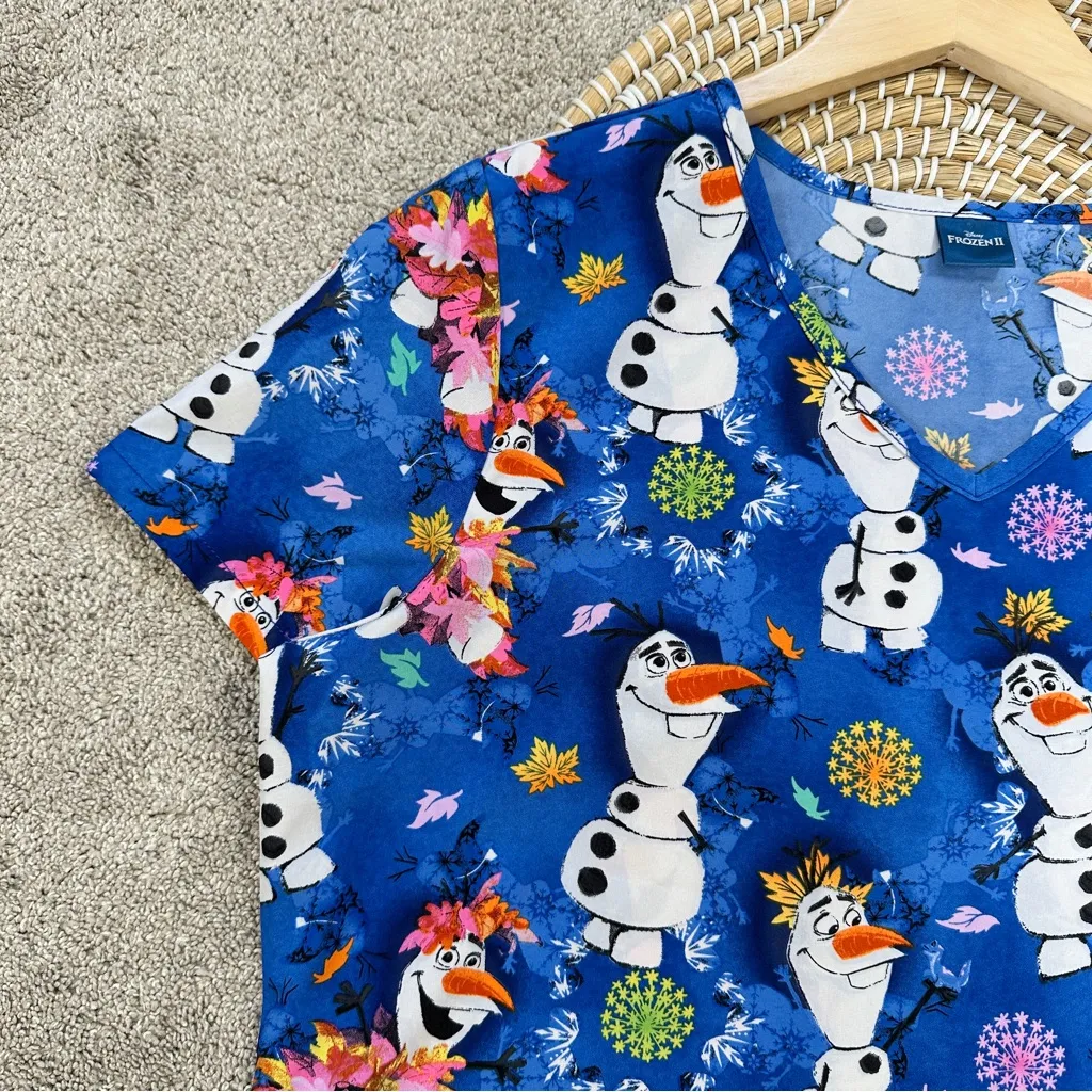 Disney's Women’s Frozen II Olaf Leaves Scrub Top Shirt Blue White Nurse Size M - Image 4