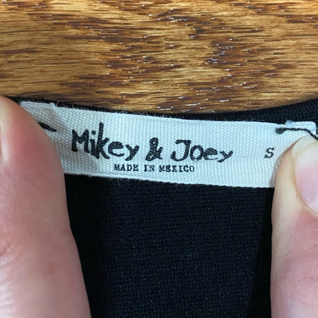 Sleek Black Women's Tank Top - Image 3