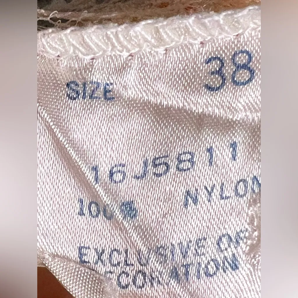 Vintage nightgown with lace detailing in size Small - Image 7