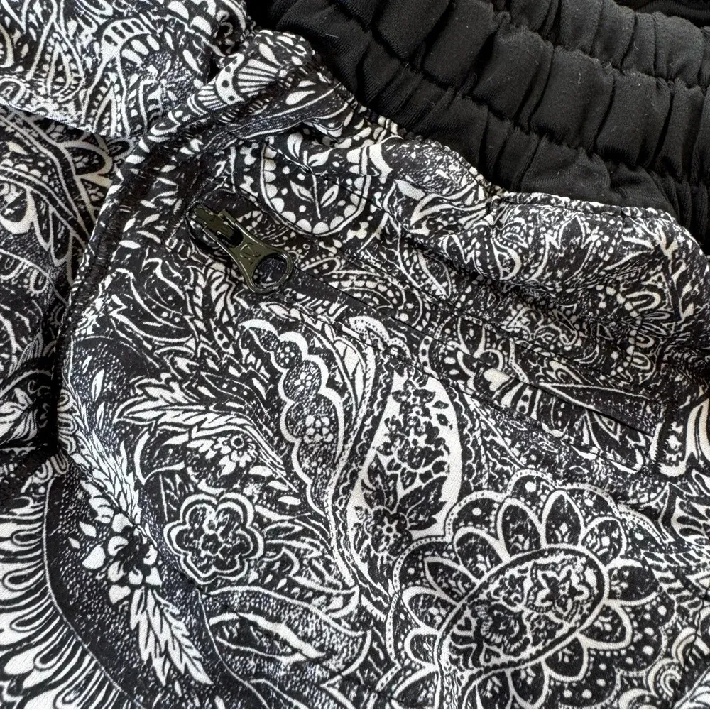 Lululemon Hotty Hot Short (Long) Mini Antique Paisley White Black Size 4 - Image 13