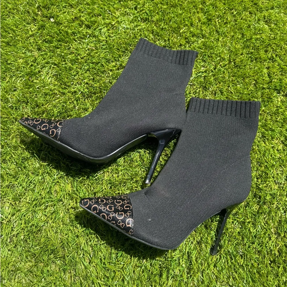GUESS Elegant Black Ankle Boots with Patterned Toe - Image 6