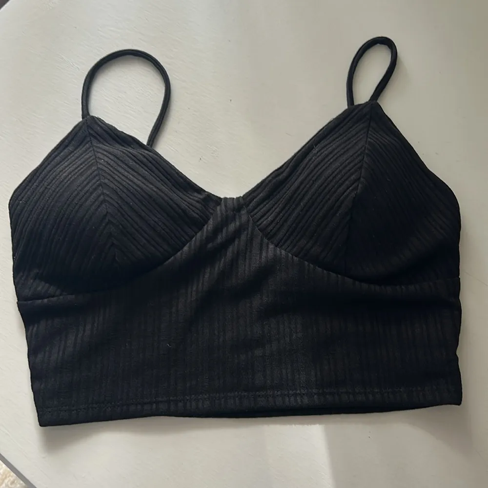 Black Ribbed Padded Crop Top - Image 2