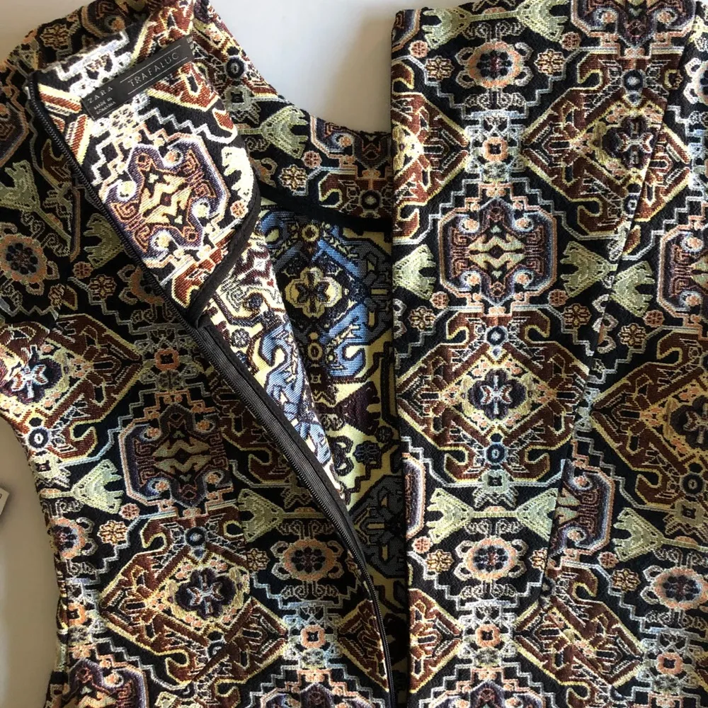 Zara Trafaluc Tapestry Print Short Sleeve Dress. Size Medium. - Image 7