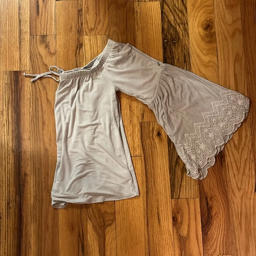 American Eagle Off Shoulder Top with Flare Sleeve - Image 6