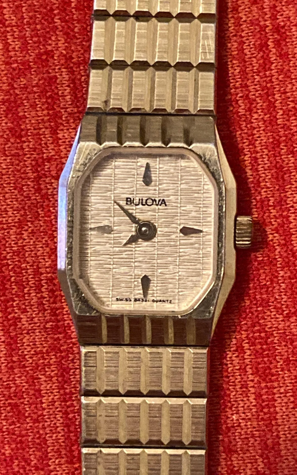 Woman’s vintage Swiss made quartz movement gold plate  wrist watch! - Image 4