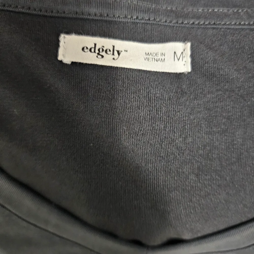 Edgely Off Black Solid Jersey Knit Vneck Short Sleeve Tee Size Medium - Image 6