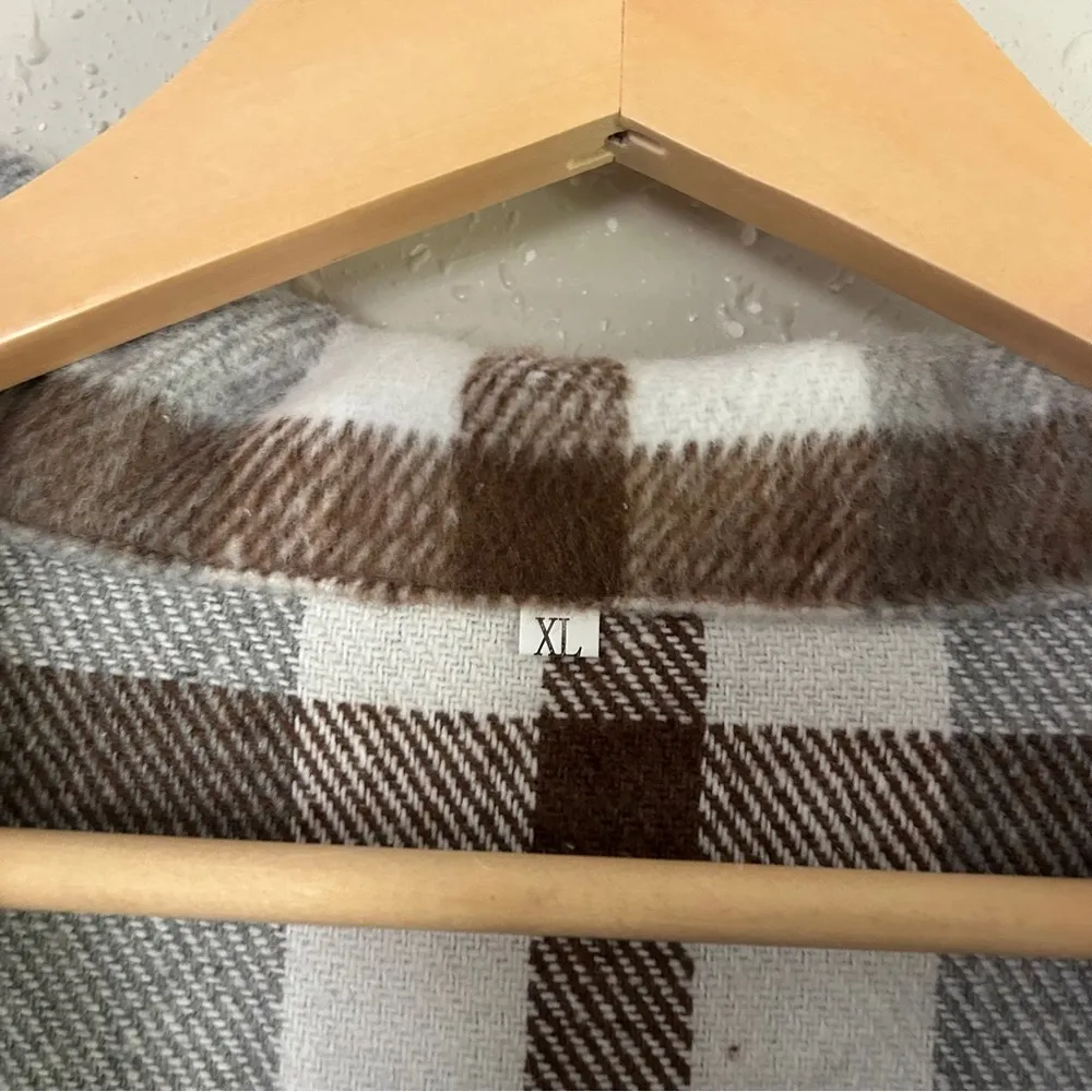 NWOT Plaid Gray and Brown Women's Jacket Shacket Button Down Sweater Casual XL - Image 3