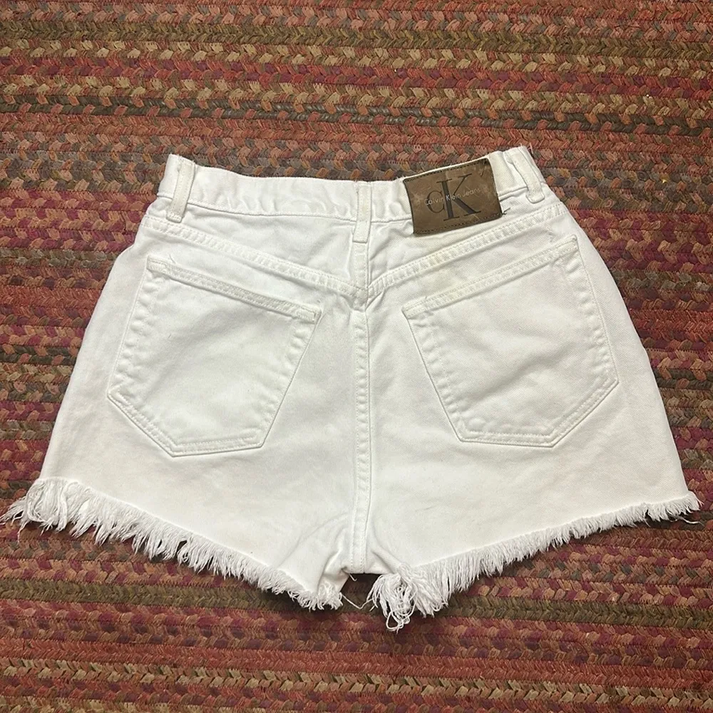 90s VTG WHITE CALVIN KLEIN CUT OFF DENIM SHORTS Size 27 - Image 5