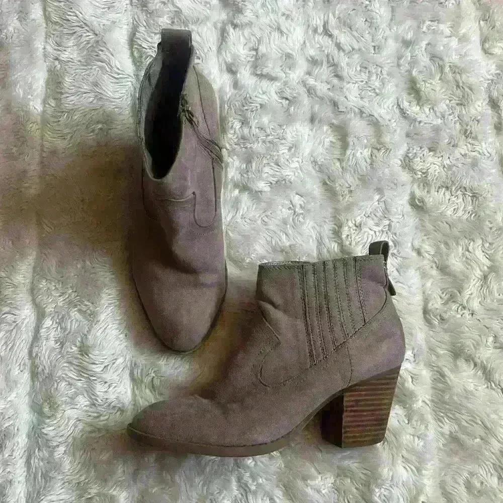 Carlos Santana light tan faux suede Daisy ankle booties woman’s size‎ 8.5M - Image 2