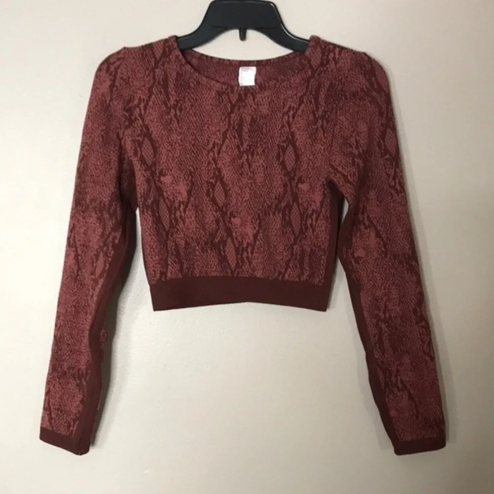 Fabletics Kamila Seamless Long-Sleeve athletic Top size medium - Image 3