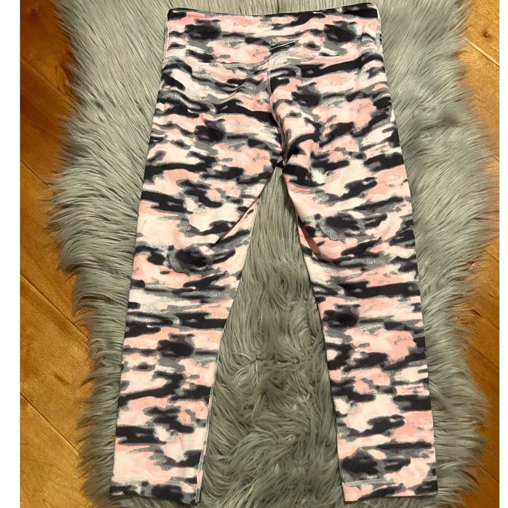 Lululemon Wunder Under Crop Size 4 Wamo Camo Barely Pink Camo Size 4 - Image 4