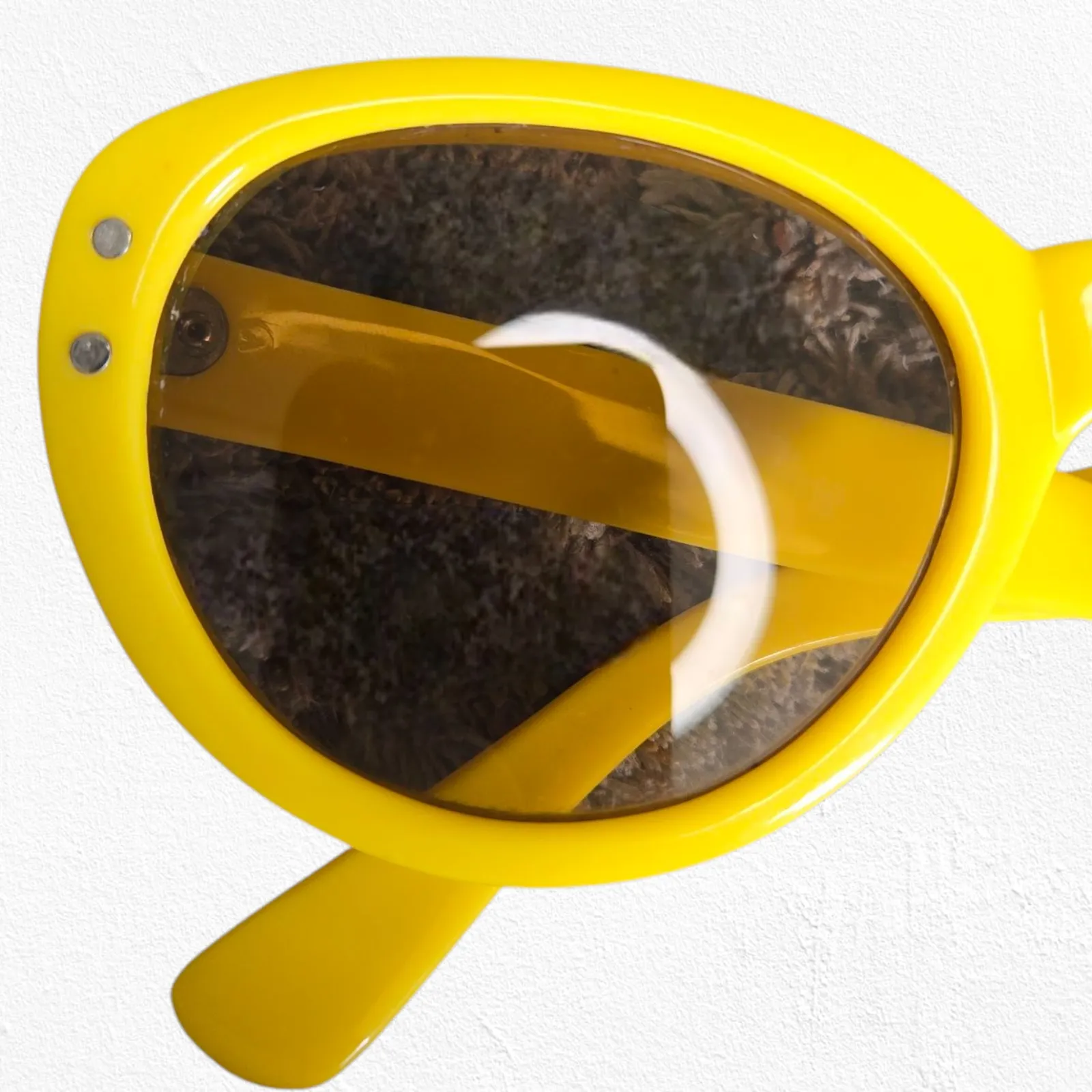 1950s Vintage Yellow Mod Cat Eye Sunglasses Bold Oval Frame Retro Funky Eyewear - Image 4
