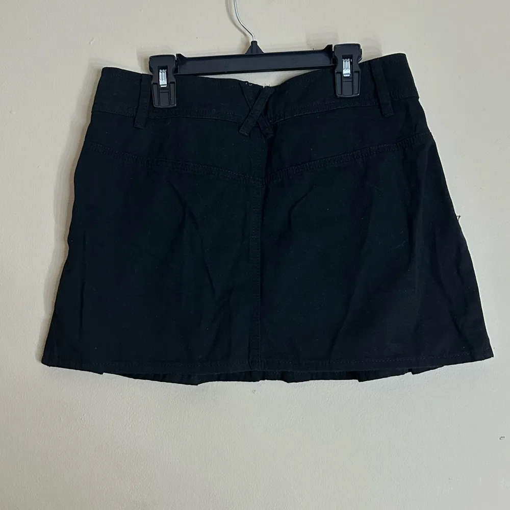 Princess Polly preppy casual Black Mini Skirt size 4 ruffle skirt - Image 2