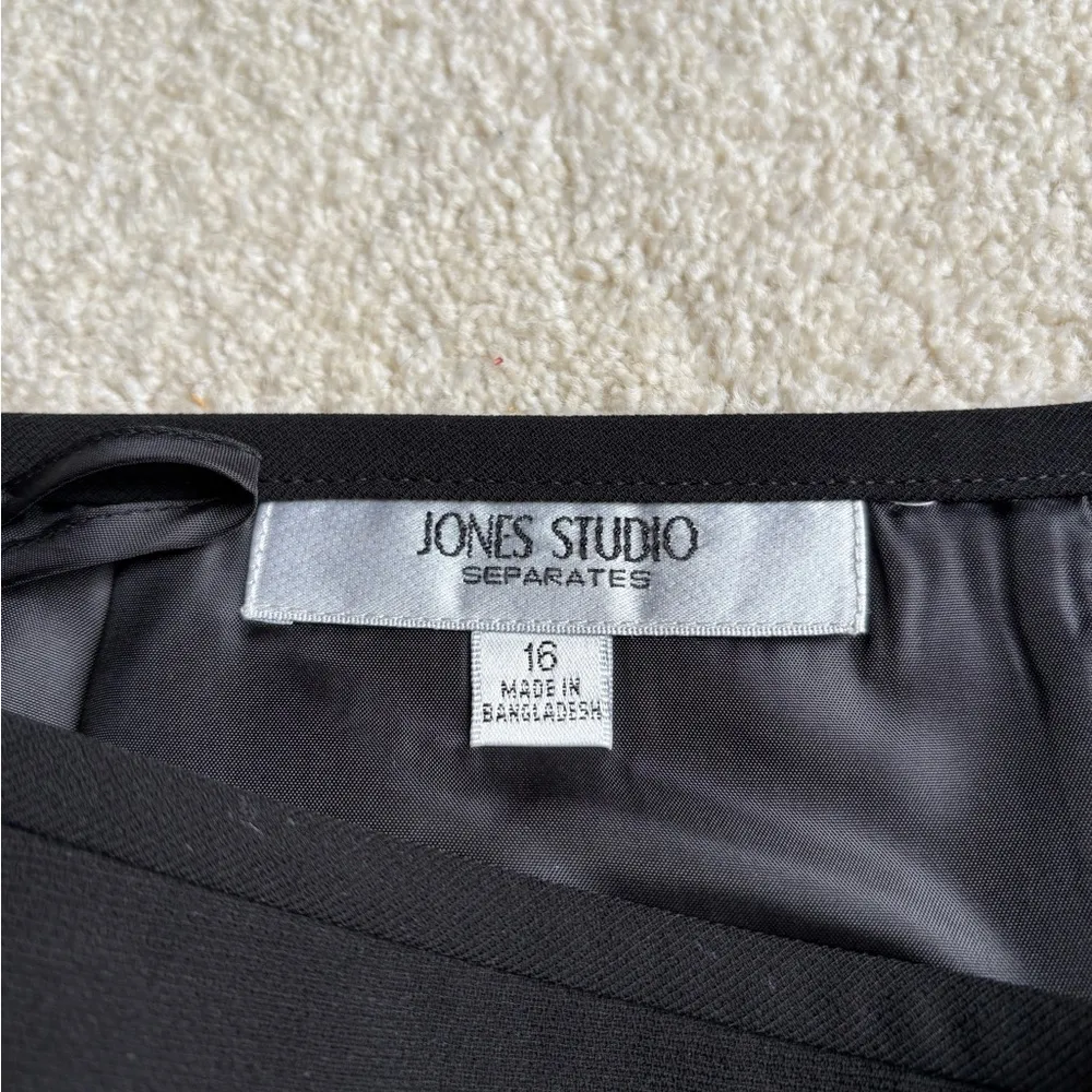 Jones Studio Black Knee-Length Pencil Skirt - Image 3