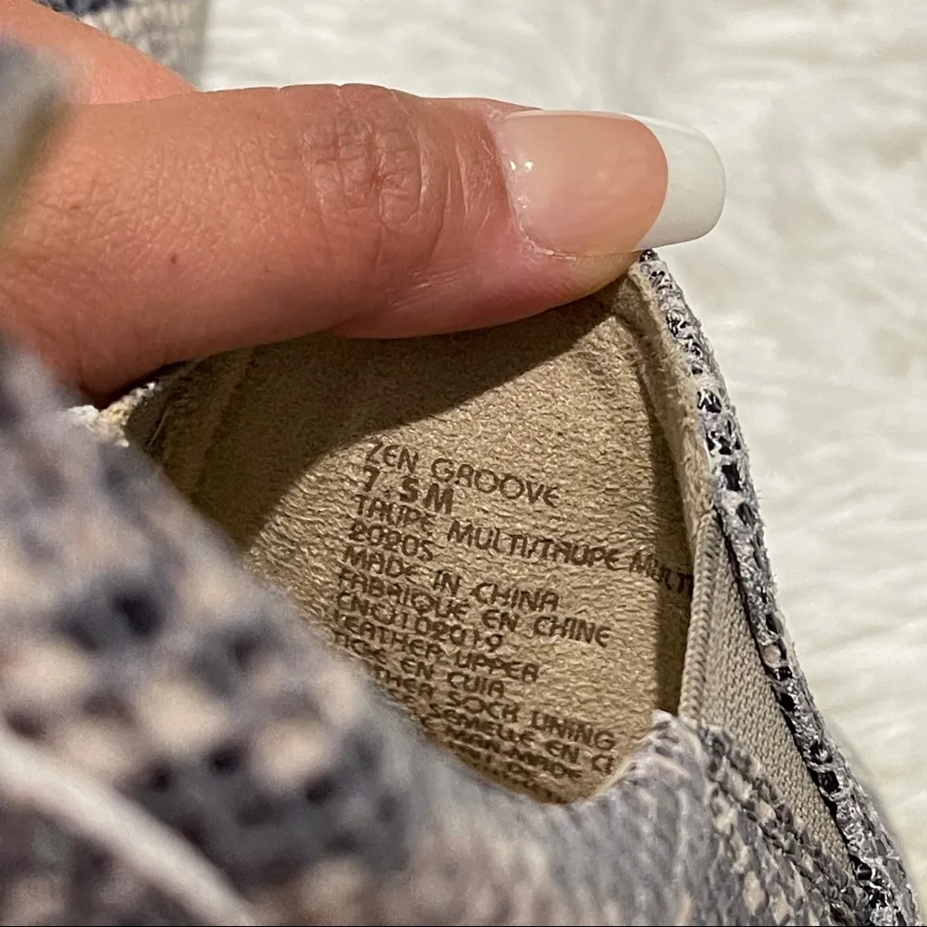 New Earth Snake Embossed Zen Groove Slip‎ On Shoes Gray Size 7.5 - Image 9