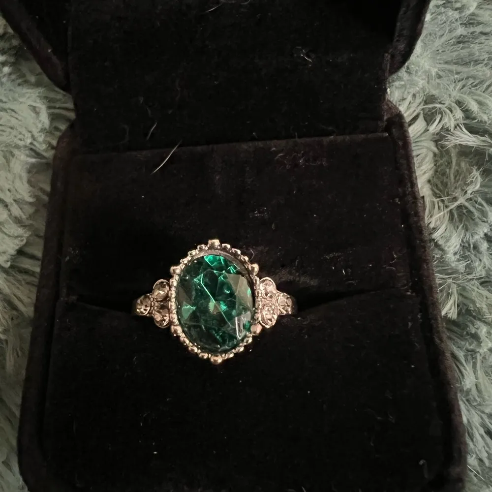 Gorgeous Stainless Steel Silver with Faux Emerald Ring Size 7 - Image 2