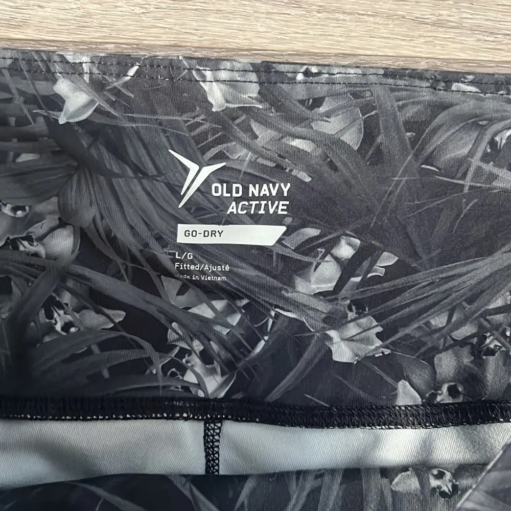 Old Navy Floral Print Fitted Crop Leggings Large - Image 3