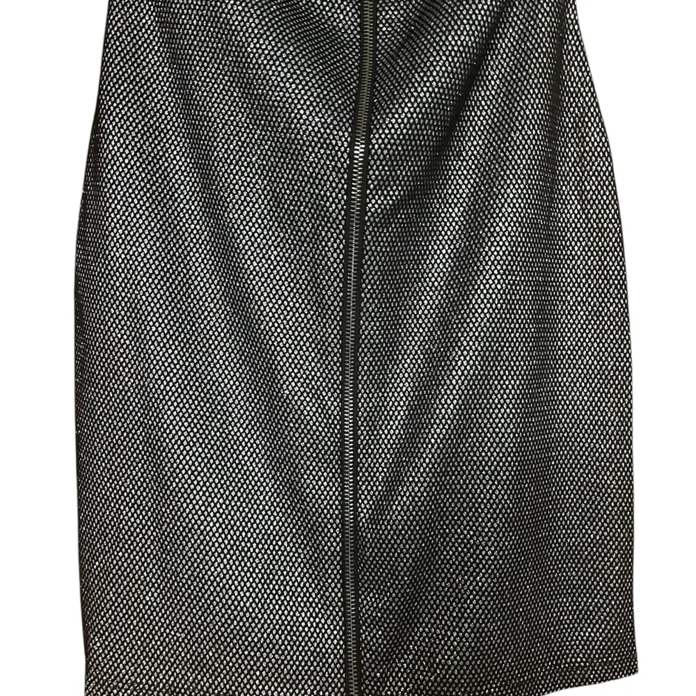 Black and White Zip - Image 3