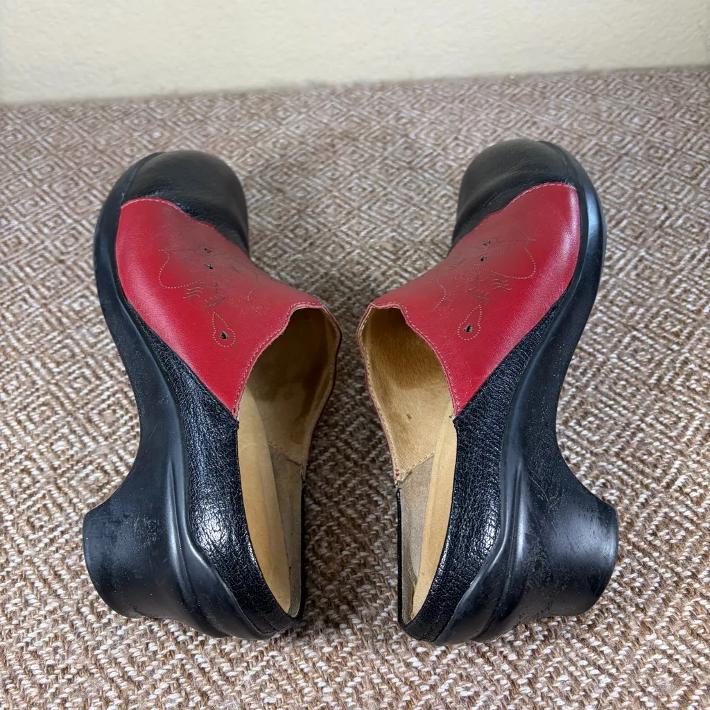 Aravon Womens Mules Leather Shoes Red Black Swirl Stitching Sz 9.5E Boho Western - Image 9