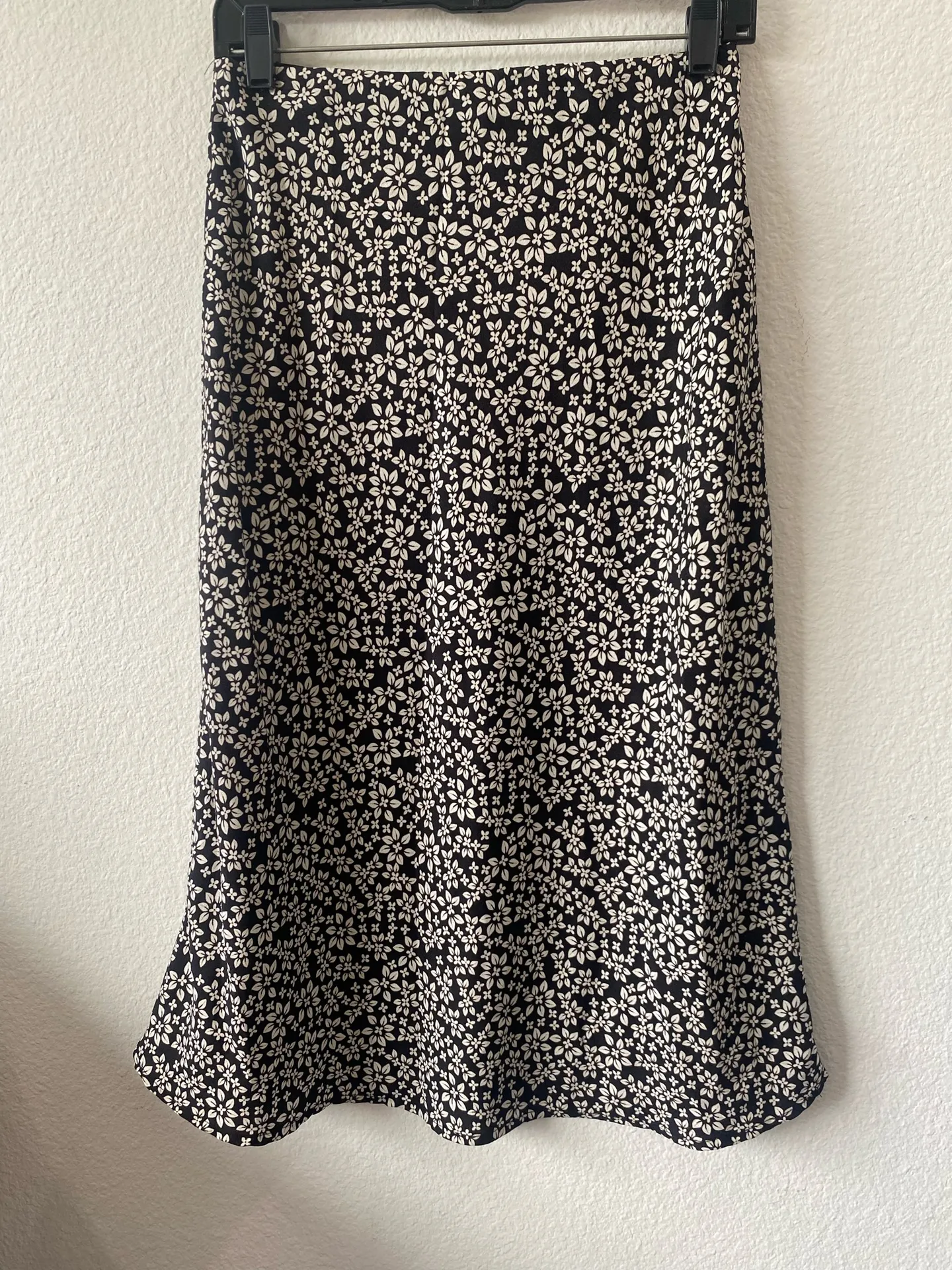 Francesca’s mi ami Floral Midi skirt size s - Image 4