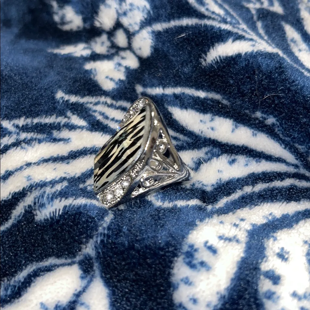 NEW! #10 Statement Ring Animal Print Design Set in silver-toned metal rhinestone - Image 10
