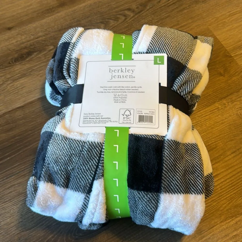 Buffalo checkered cozy plush robe size large White - Image 4