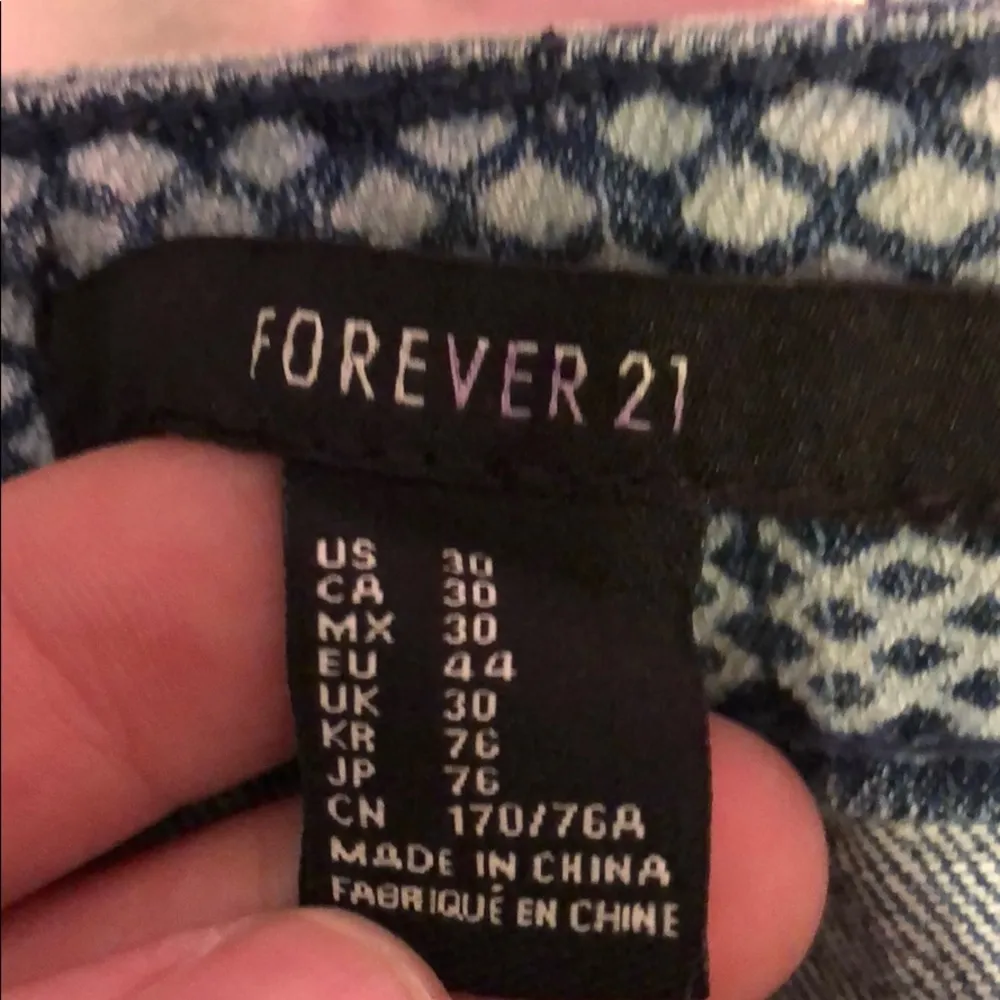 Forever 21 NWT distressed skinny patterned jeans - Image 4