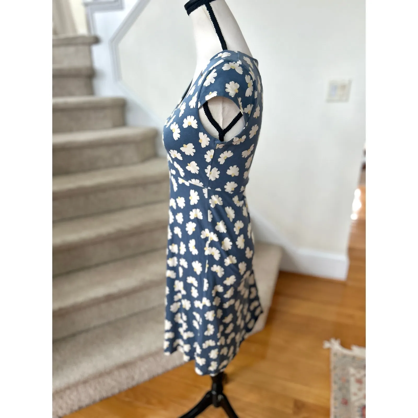 Toad & Co Slate Blue Daisy Print Short Sleeve V - Image 3